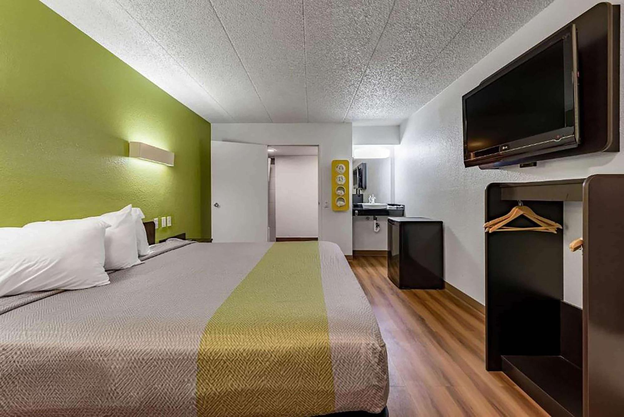 Days Inn By Wyndham Cincinnati I-71 Silverton Exteriör bild