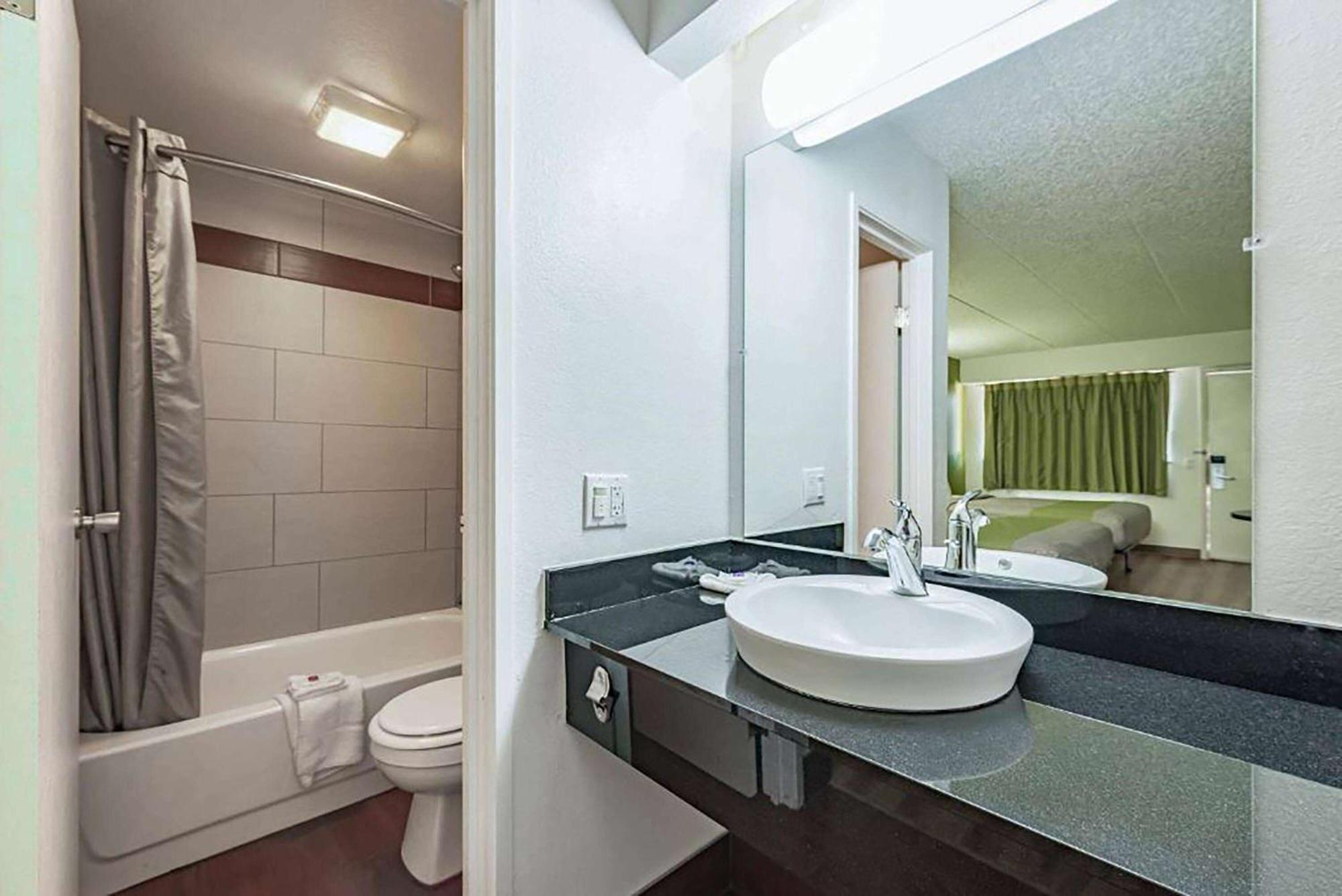 Days Inn By Wyndham Cincinnati I-71 Silverton Exteriör bild
