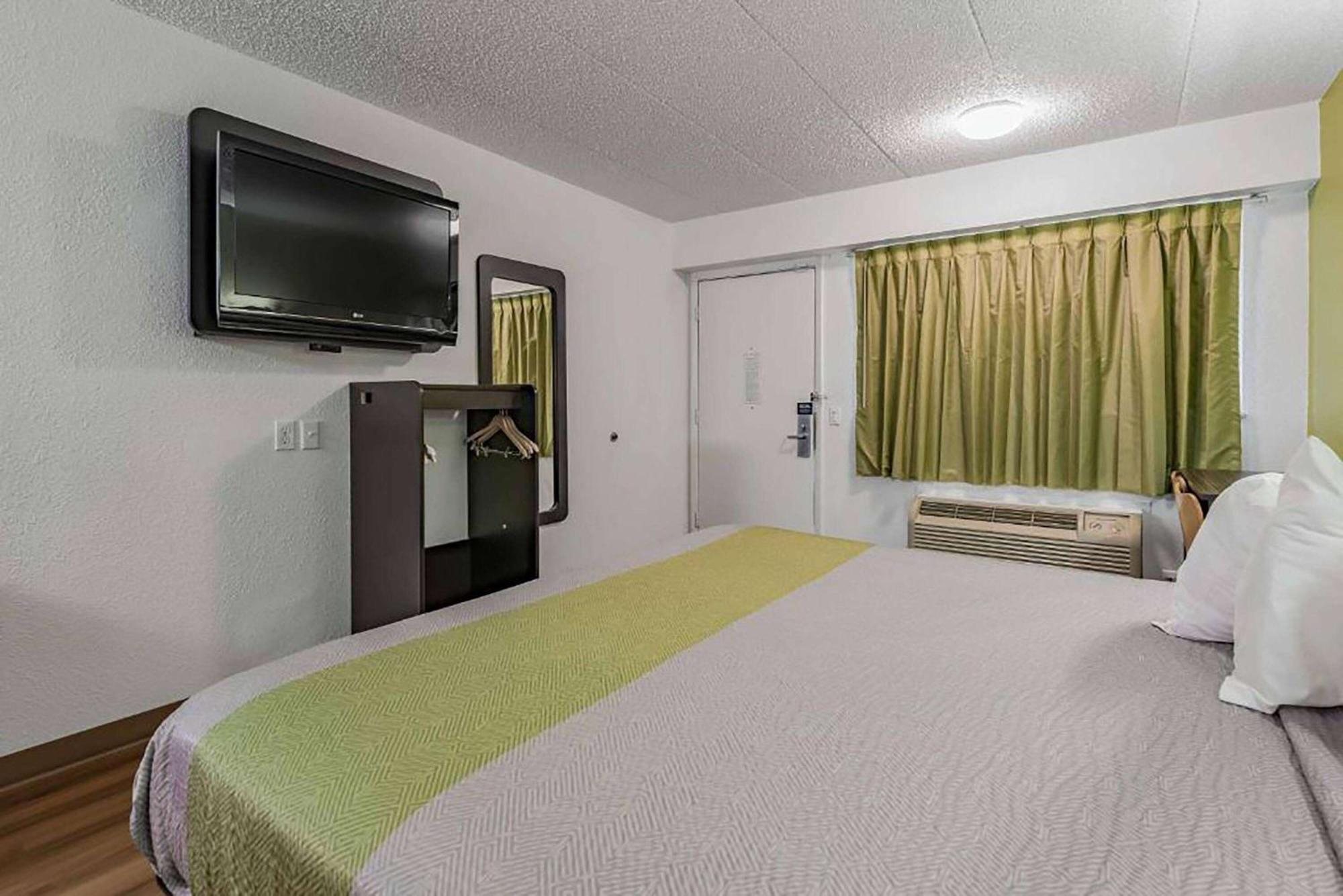 Days Inn By Wyndham Cincinnati I-71 Silverton Exteriör bild