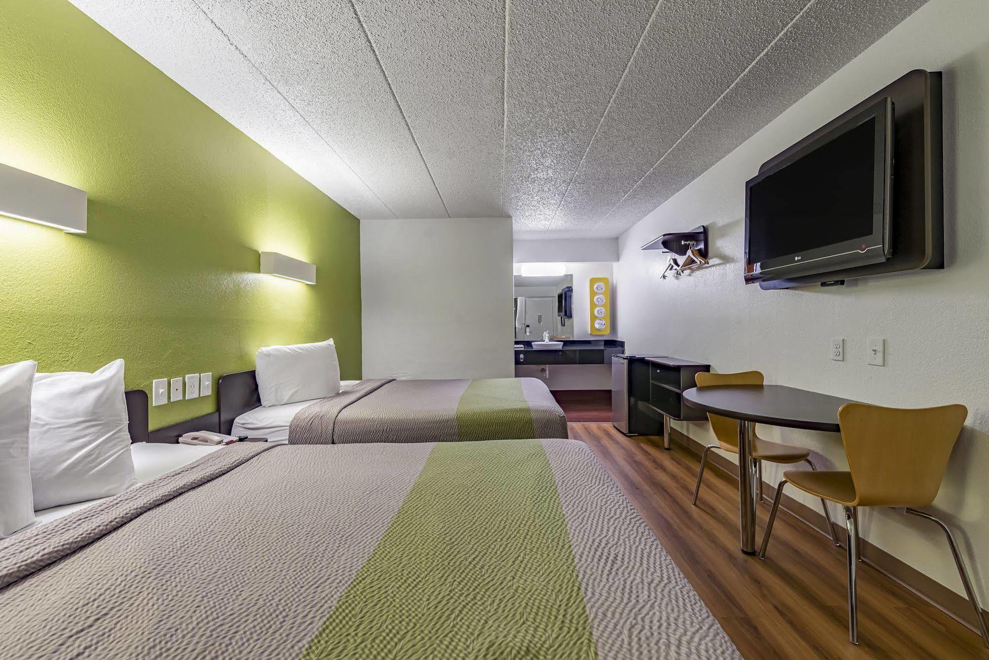 Days Inn By Wyndham Cincinnati I-71 Silverton Exteriör bild