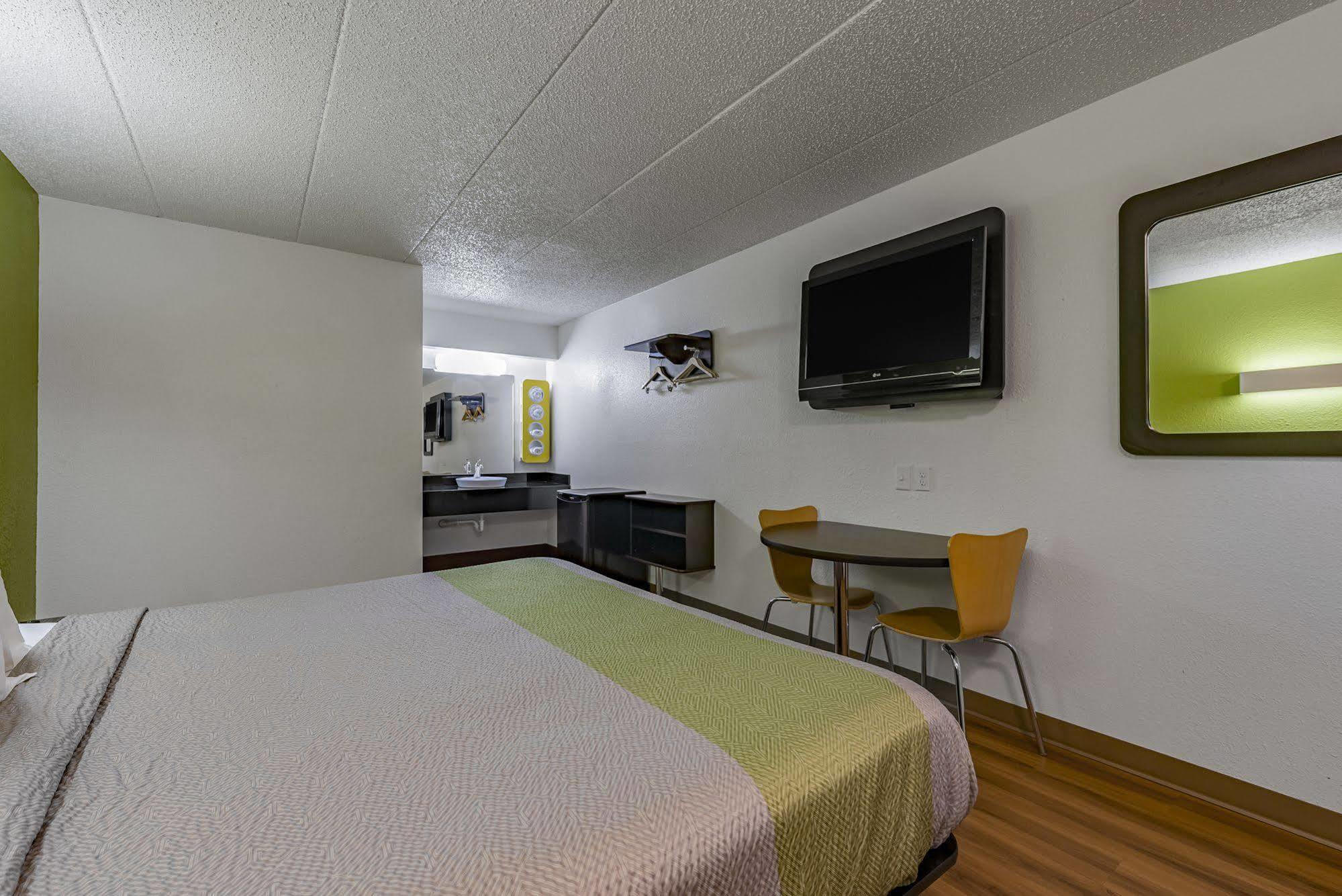 Days Inn By Wyndham Cincinnati I-71 Silverton Exteriör bild