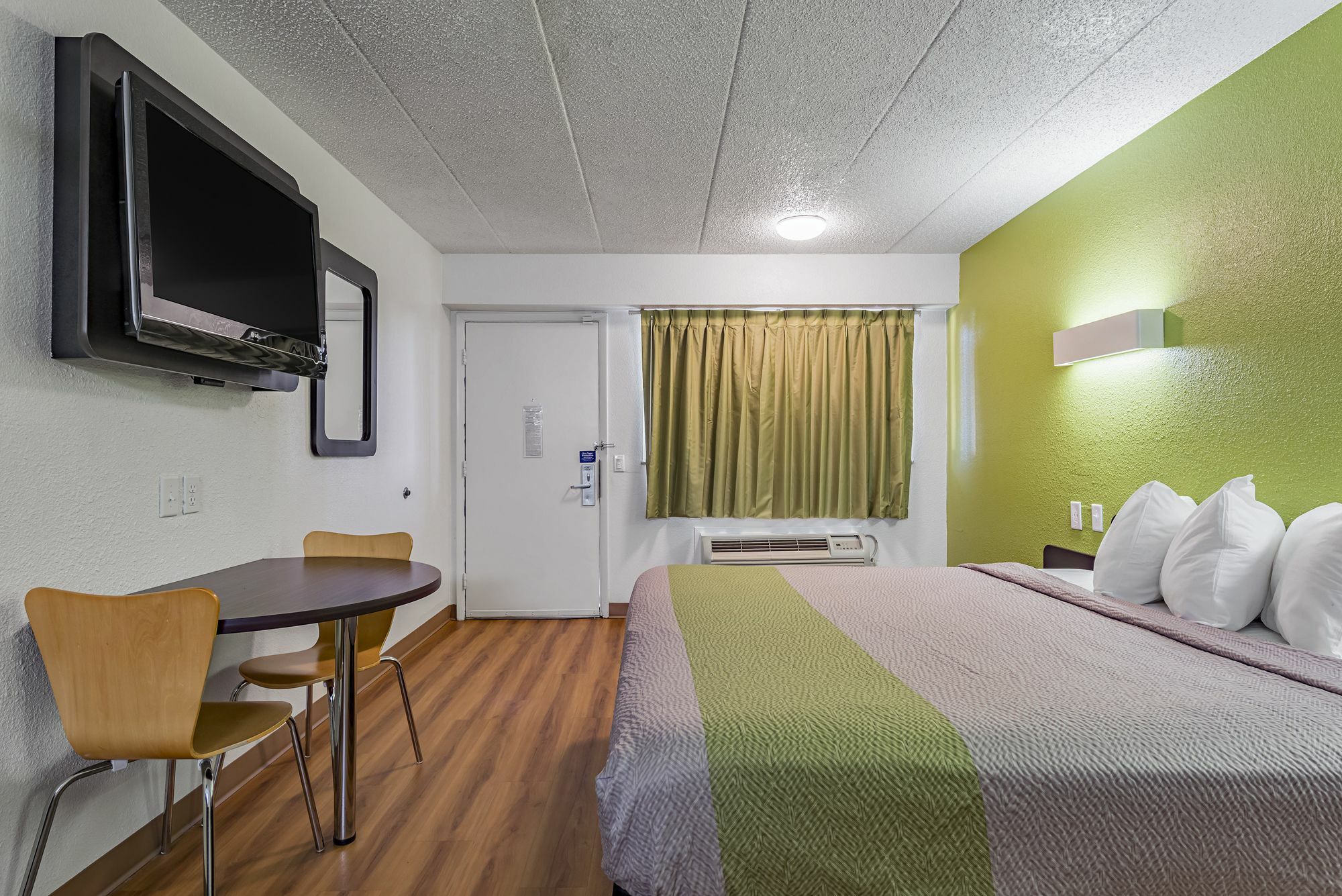 Days Inn By Wyndham Cincinnati I-71 Silverton Exteriör bild